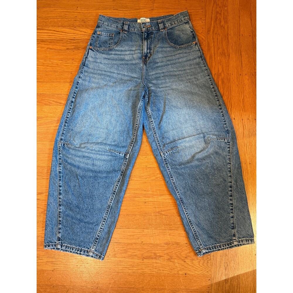 Urban Outfitters BDG Baggy Barrel Jeans Light Wash - Size 28 - Darted Knee